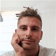 Licenciado en Periodismo. Me defino como una persona paciente y con ganas de enseñar algo como lengua y literatura que me apasiona